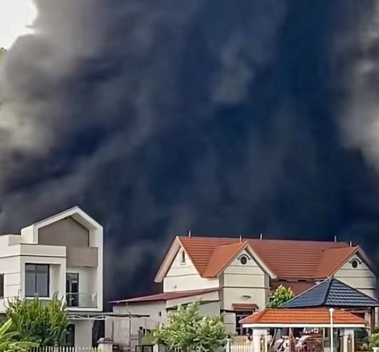 越南河内塑料厂火灾，约200人参与灭火无伤亡