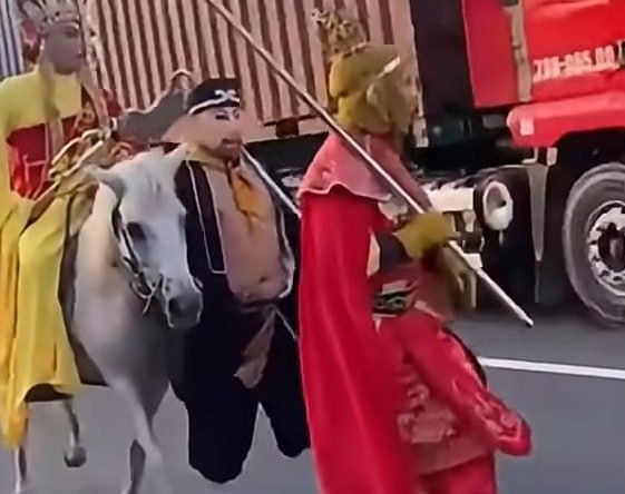 越南胡志明市四人化装唐僧师徒骑马送葬，警方介入处理
