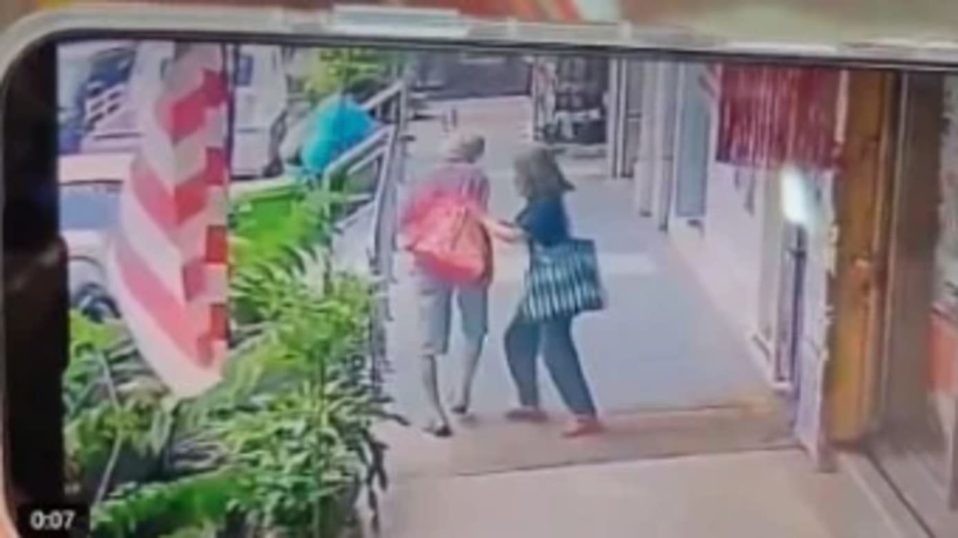 吉隆坡银行门前 女子突推老翁入沟转身离开