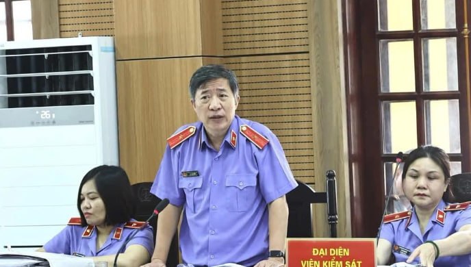 越南安沛省团省委原副书记丁进雄案开庭，10名被告受审