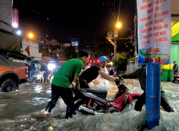 越南总理要求紧急应对暴雨洪水，绝不让民众挨饿