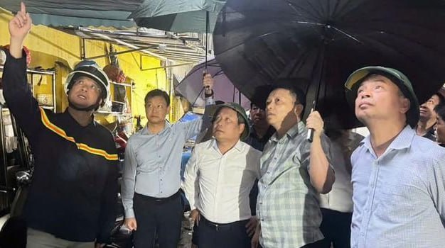 越南广宁省金山市场发生大火，100余人参与扑救