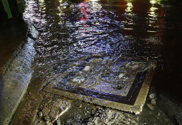 越南胡志明市潘辉益街暴雨后严重内涝，施工收窄水流为主因