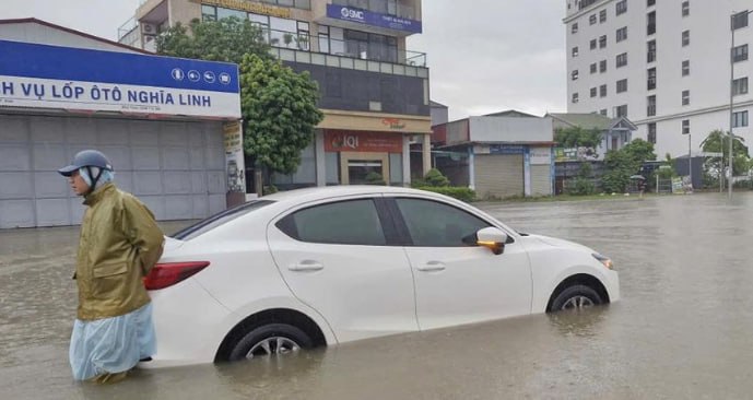 越南荣市创纪录降雨后修车店不堪重负