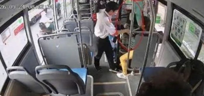 越南152路公交车服务人员推搡乘客被停职调查