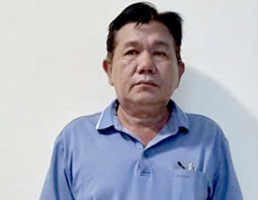 越南芹苴市一涉诈骗侵占财产通缉犯投案自首