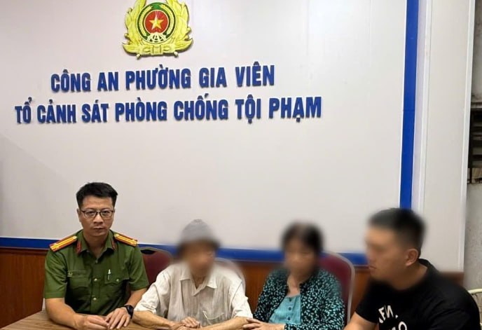 越南海防市92岁老翁走失，随身携带7根SJC金条被警方寻回