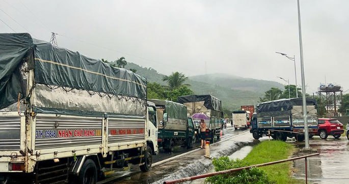 越南义安省多个乡因暴雨被淹，7个村寨被分隔