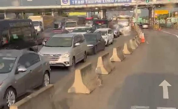 龙城大桥三车连环撞 高速拥堵4公里