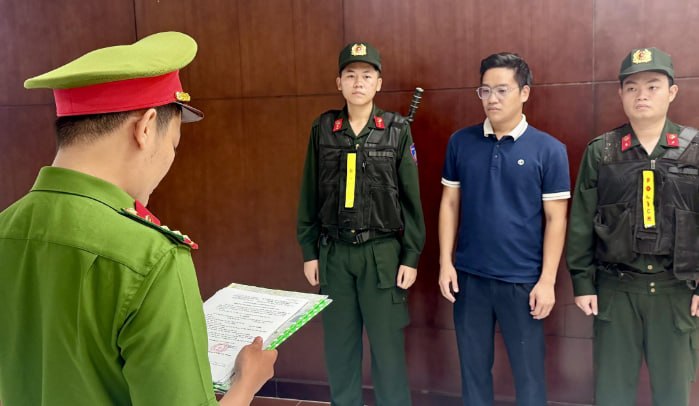 越南胡志明市警方逮捕Dwatch公司经理，查获大量假冒名牌钟表首饰