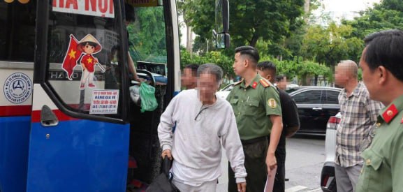 胡志明市公安接收42名被美国遣返的越南公民