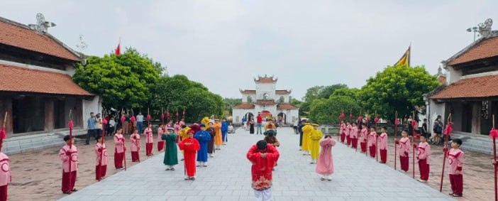 越南山西文庙再现古代考场,学生穿传统服饰体验科举