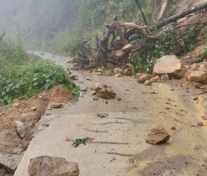 岘港山区大雨 河水如瀑布倾泻 局部发生山体滑坡