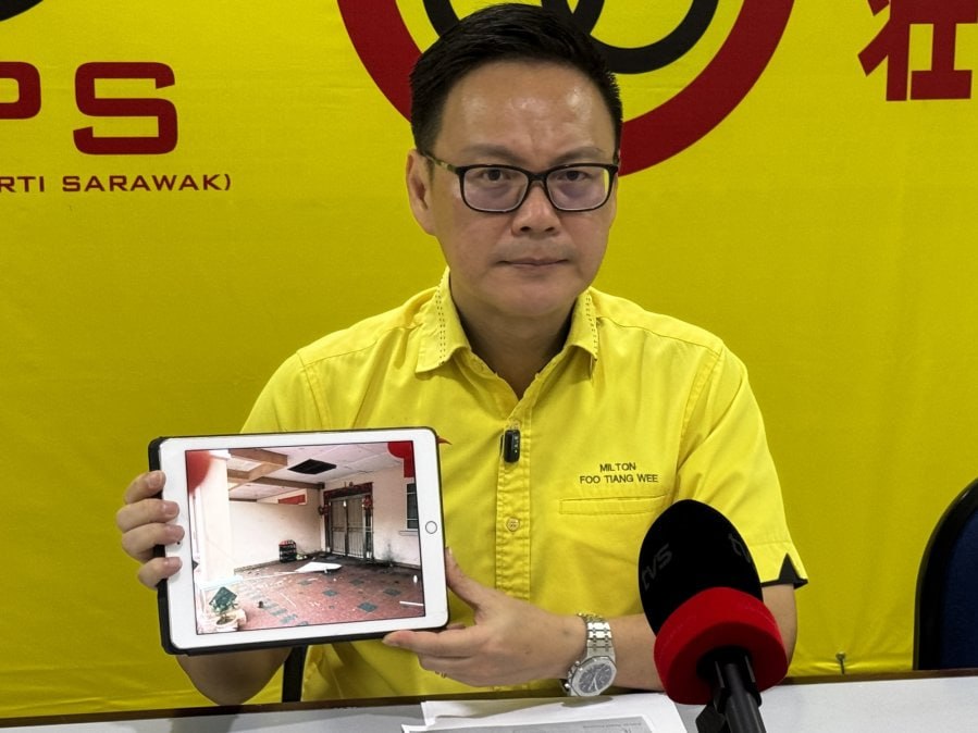 马来西亚老翁因儿子欠债遭大耳窿上门掷爆竹，住家受损