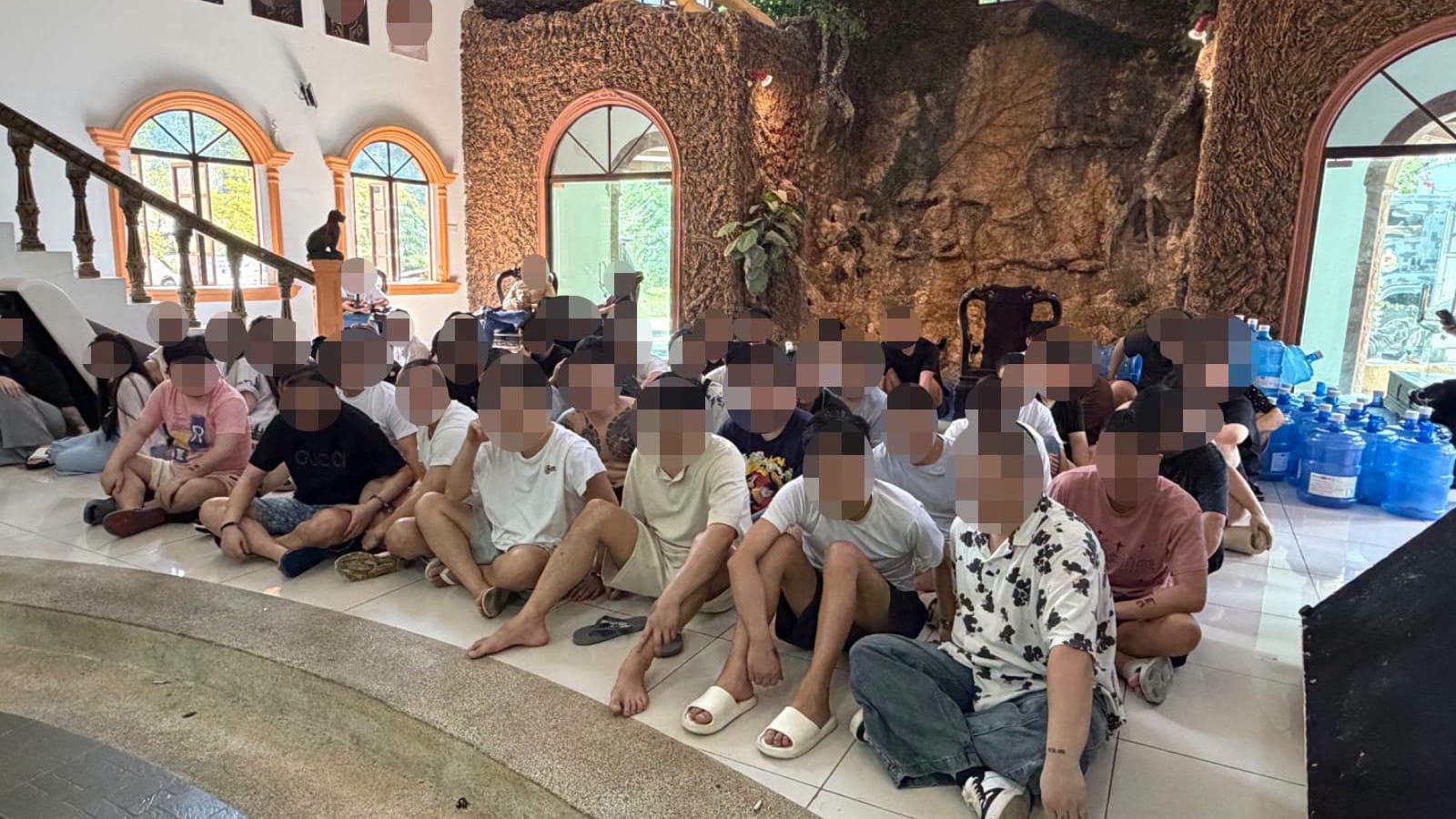 马国废弃度假村变诈骗窝点 嫌犯爬树躲床缝