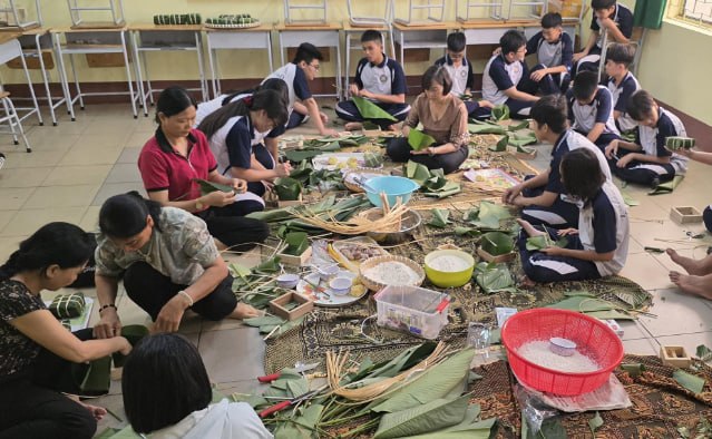 越南年轻人“逃离”社交媒体,在现实爱好中找到归属感