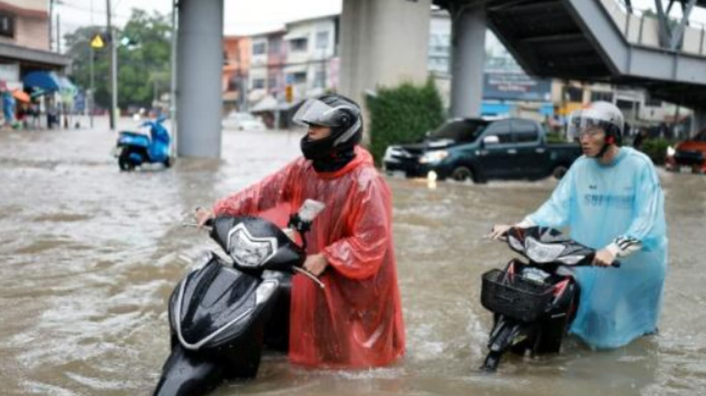 泰国曼谷雨势减弱低洼区仍严重积水 洪灾造成至少八人死