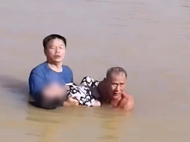 越南顺化交警干部勇救溺水妇女
