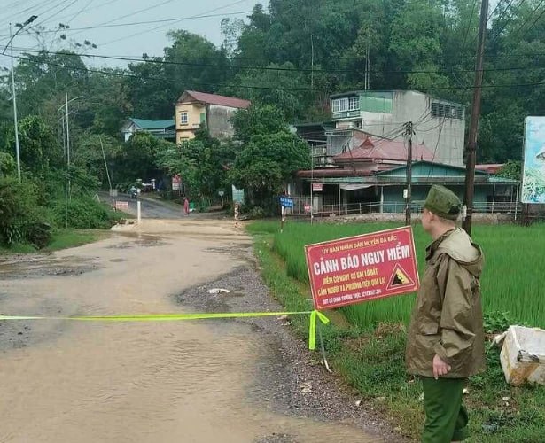 越南富寿省山体滑坡掩埋一家三口身亡
