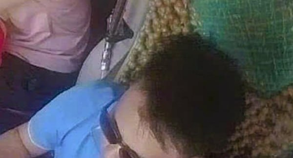 越南清化省客车司机行驶中使用手机，被罚590万越南盾并扣4分
