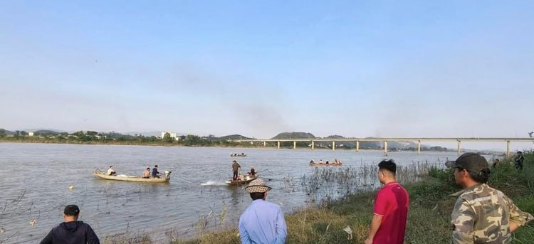 越南义安省蓝江翻船，一对夫妇失踪