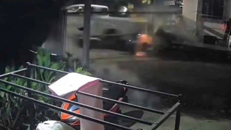 泰国乌隆他尼府醉驾皮卡撞穿民宅围墙，无人员伤亡
