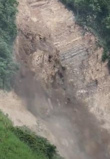 义安省数百立方米土石倾泻掩埋道路 4村交通中断