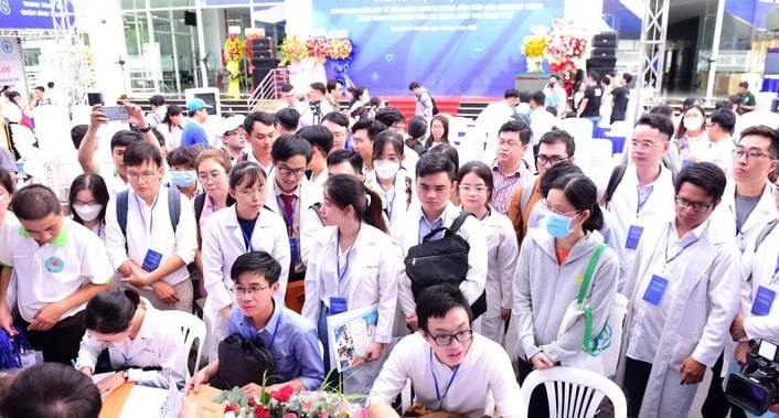 胡志明市举办第四届医疗行业招聘会 近千名医护参加
