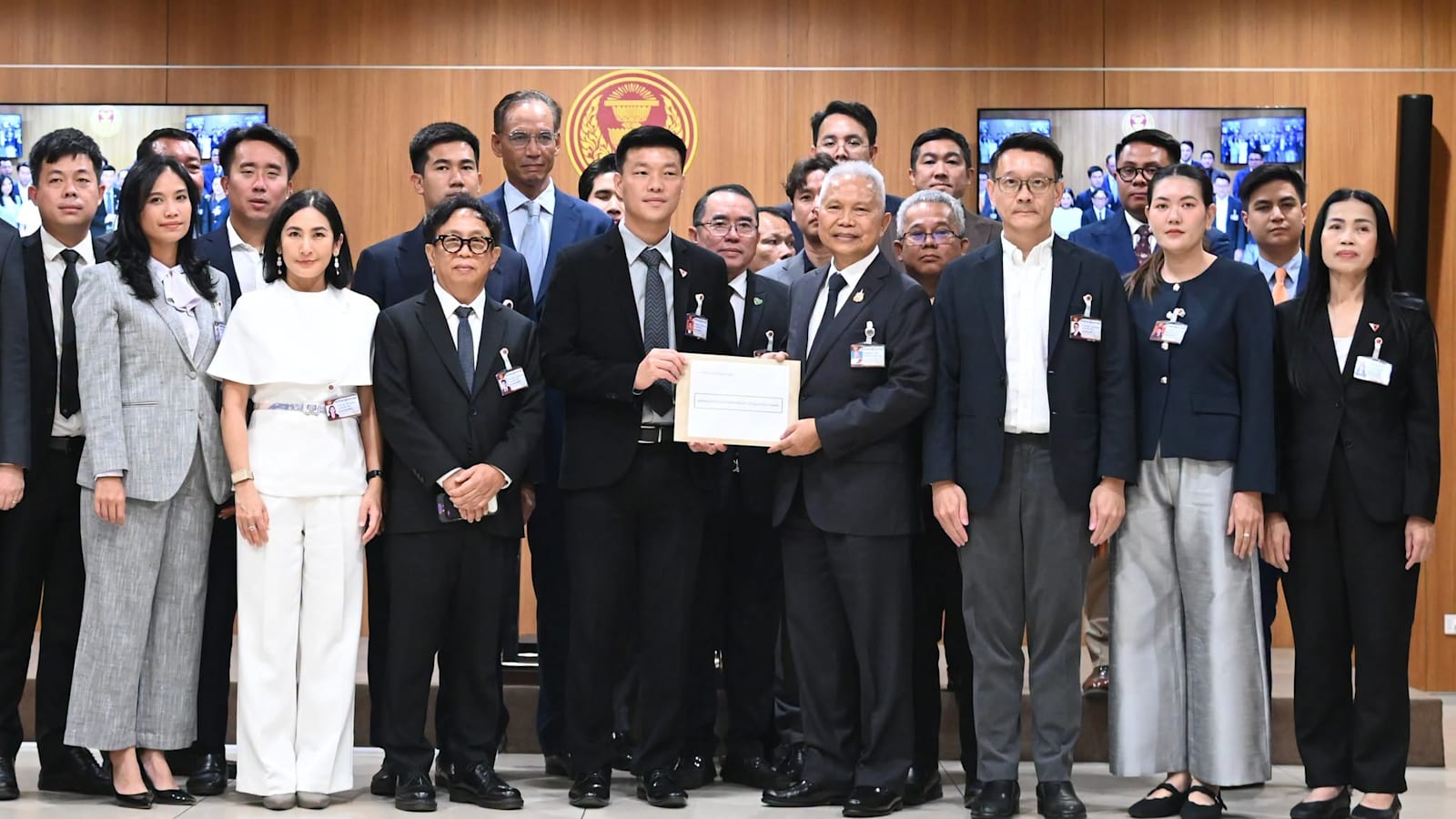 泰国反对党阵营对阿努廷和17名内阁部长提出不信任动议