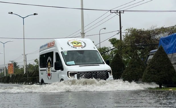 越南中部和南部多地持续大雨,庆和省加强防范山体滑坡