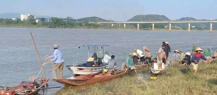 越南义安省夫妇翻船失踪逾两天，四个孩子苦盼父母消息