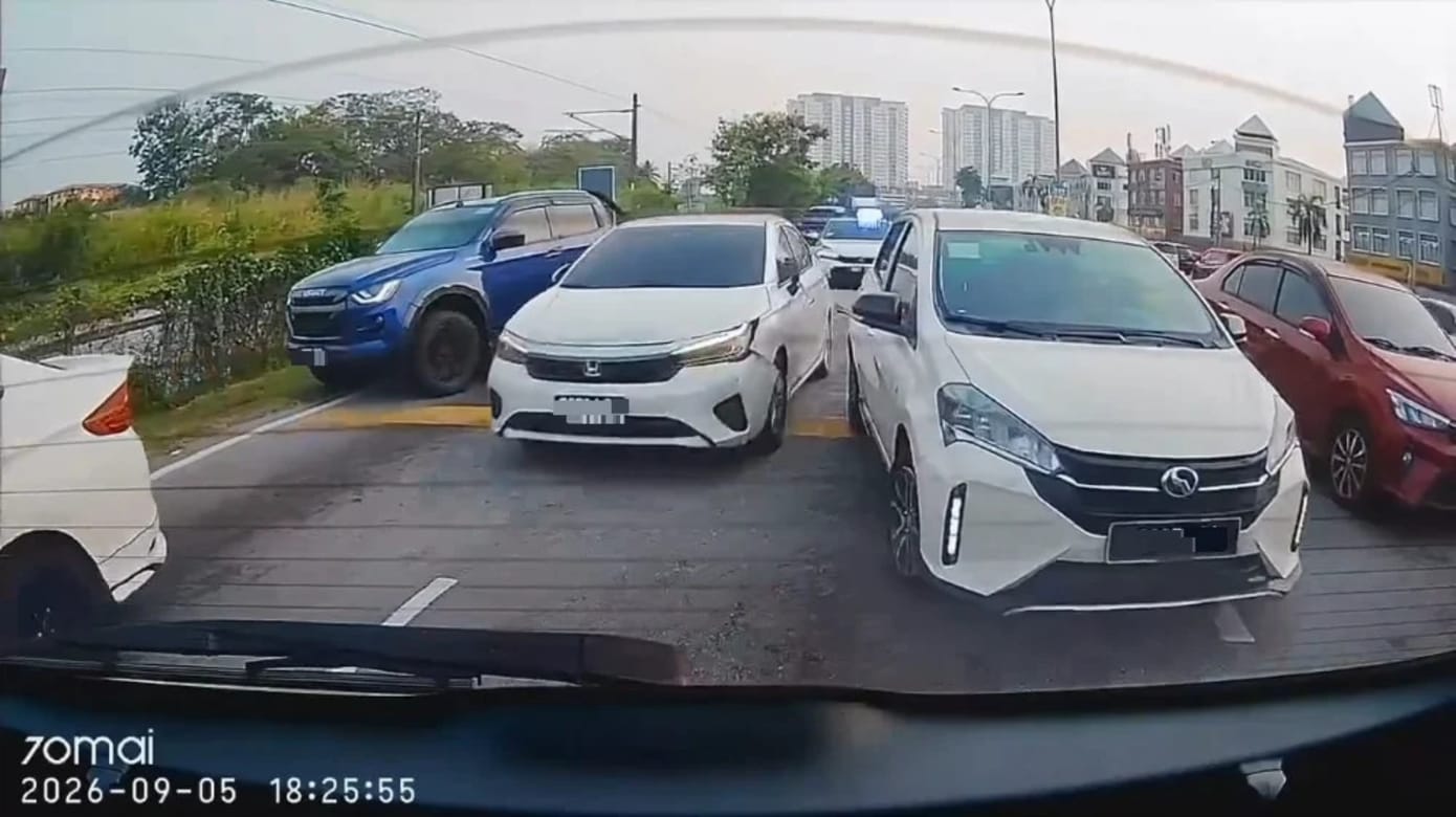 马国轿车藏毒拒查逃窜连撞多车 司机弃车乘客落网