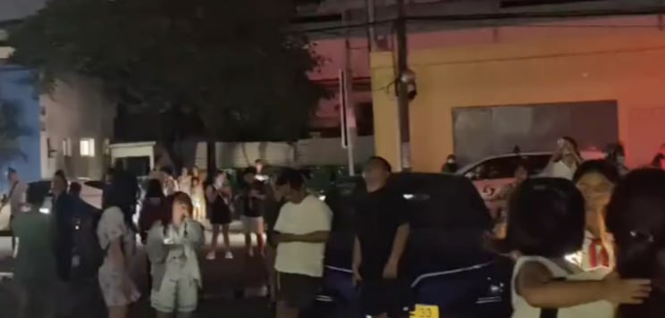 越南胡志明市一公寓11楼起火，居民紧急疏散