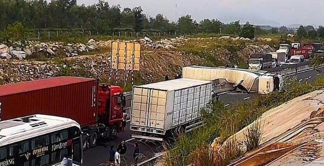 越南永好-潘切高速公路卡车侧翻堵塞，拥堵绵延数公里