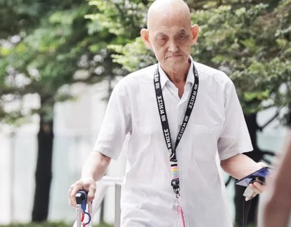 新加坡69岁男子违反保护令，在邻居家外唱歌敲铁罐11分钟被判罪成