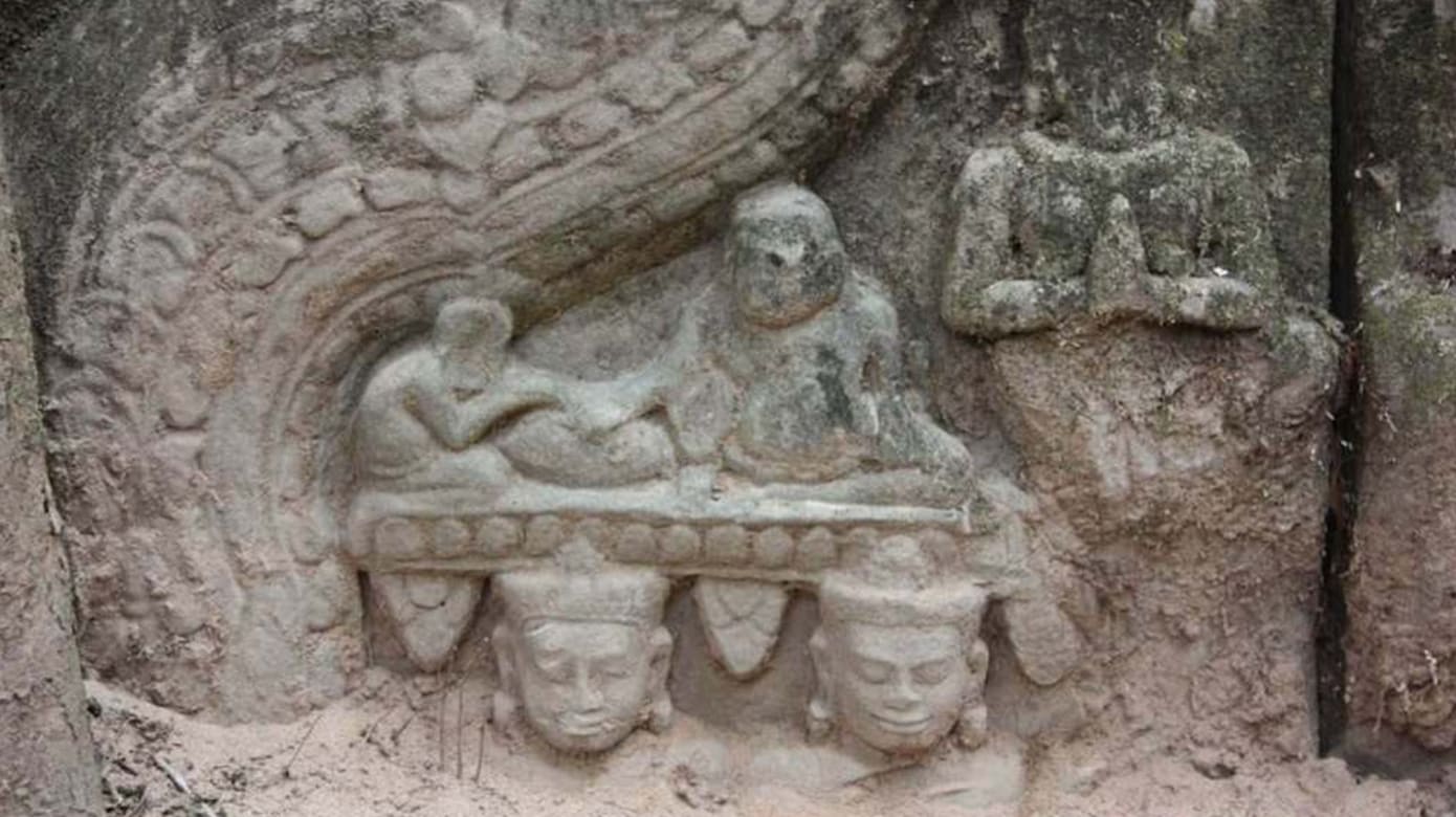 柬埔寨吴哥古寺浮雕 千年前已有“医院”与“把脉”