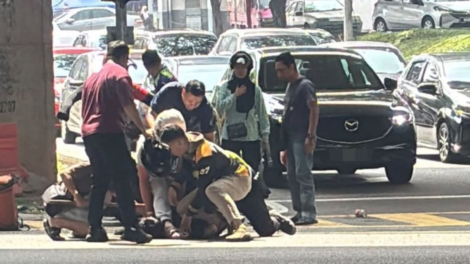 躲警追捕撞上分界堤 男子弃车狂奔还想骑摩托车逃