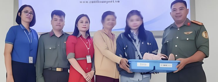 越南芹苴机场协助两名乘客找回遗忘财物