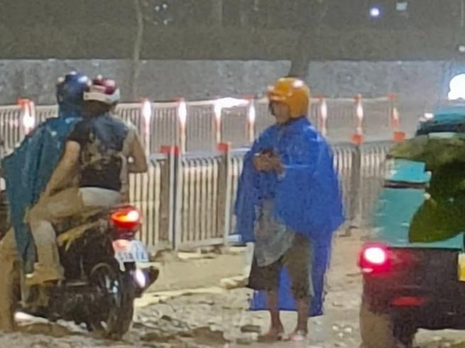 越南胡志明市泥头车泥浆倾泻致多人摔倒，警方调查