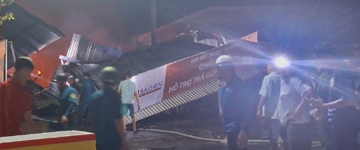 胡志明市汽车修理厂失火 一辆奔驰被烧毁