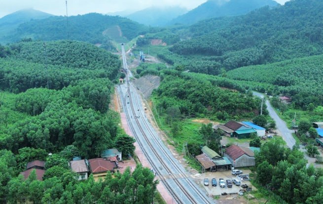 越南首列货运列车安全通过溪涅铁路隧道