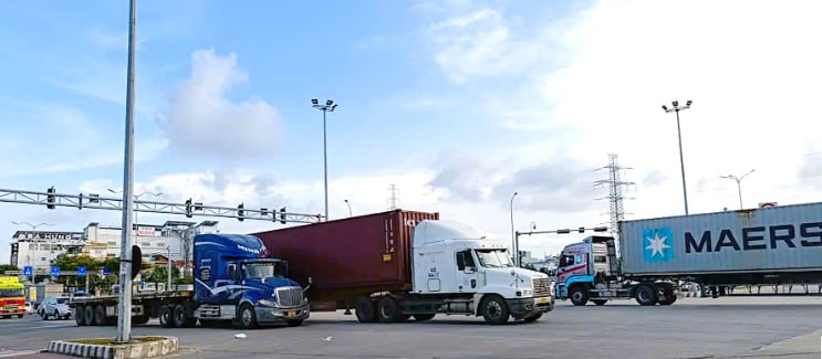 岘港警方前7个月处理1660辆违规集装箱车，其中1037起超速