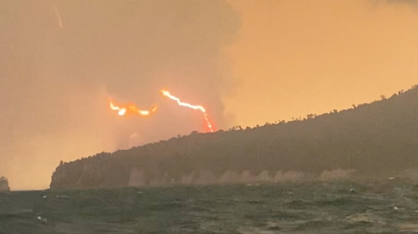 印尼喀拉喀托之子火山今天又喷发三次