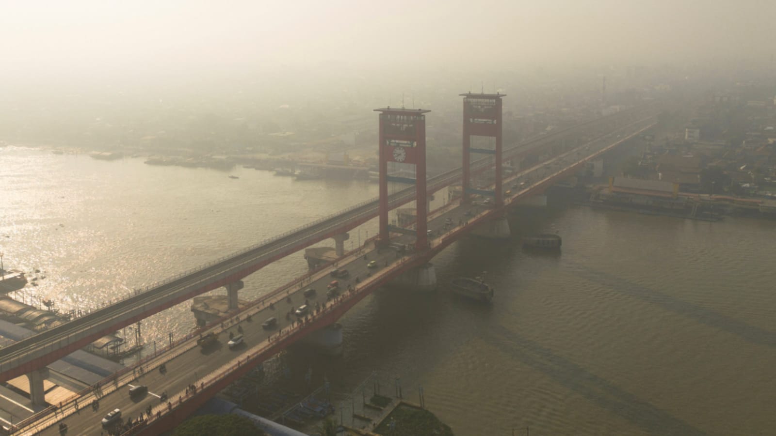 印尼苏门答腊爆发严重林火 巨港能见度仅400米多地航班受阻