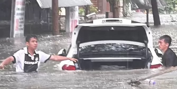 越南荣市市场暴雨后一片狼藉，商贩清理货物恢复经营