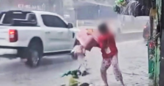 胡志明市女子雨中倒垃圾入路 职能部门介入处理