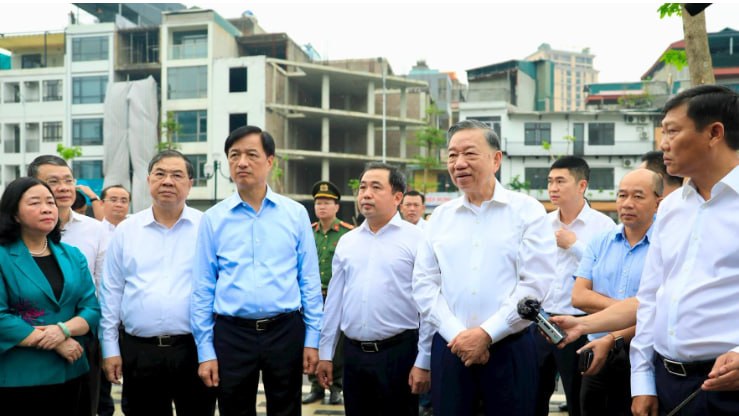 苏林视察河内刚通车的2.5环线道路项目